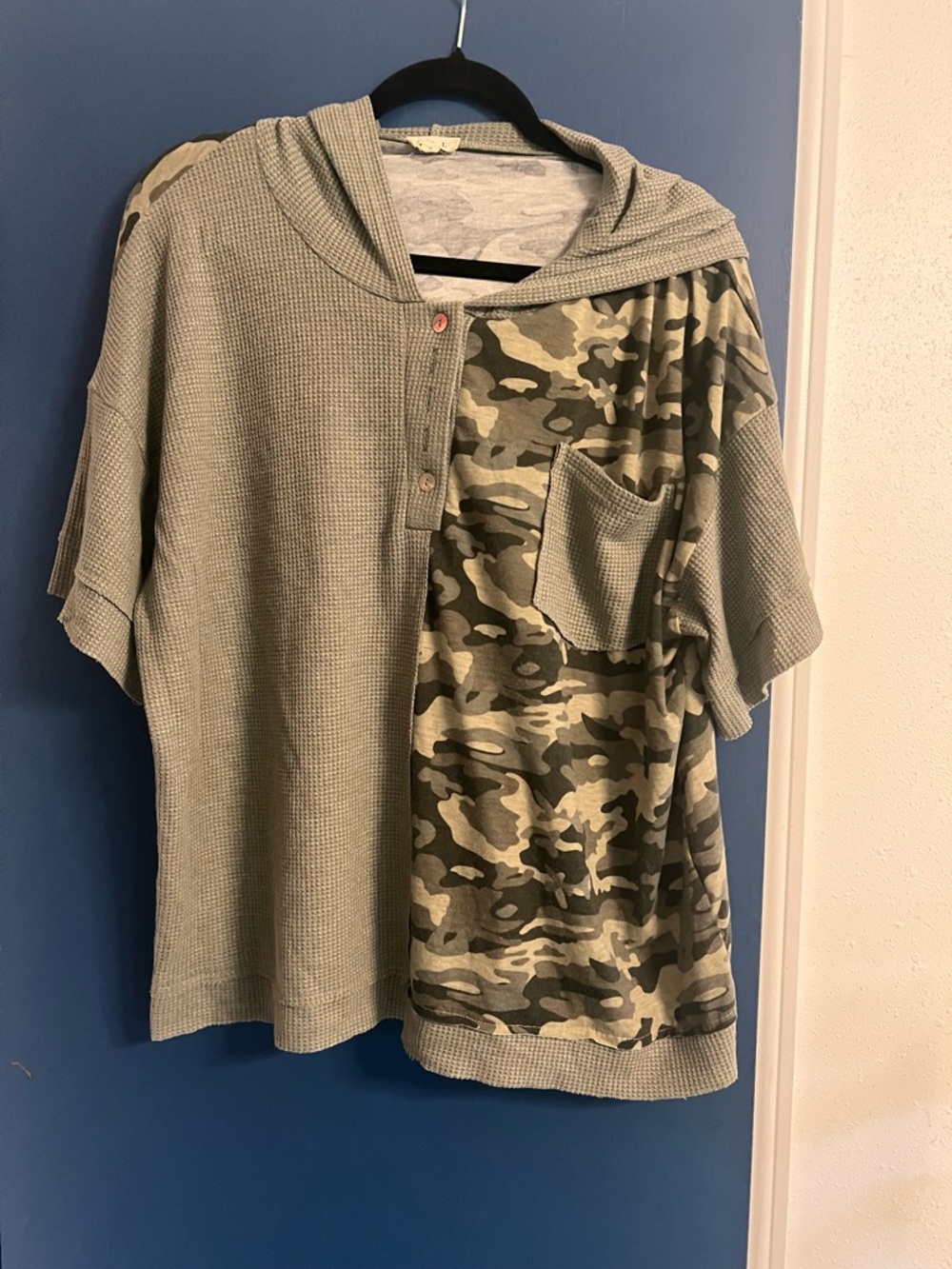 POL Camo Hooded Short Sleeve Top - Olive Green. EUC